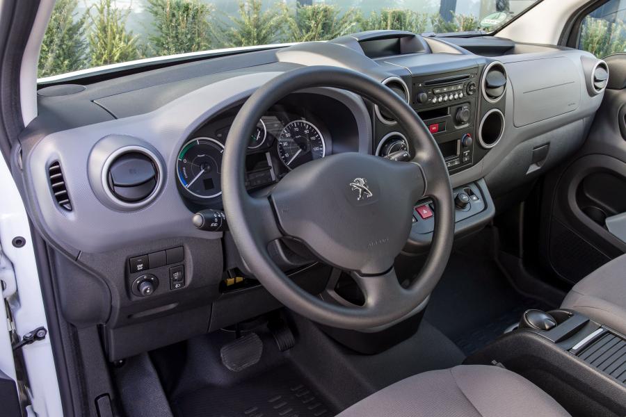 Интерьер Peugeot Partner Van Electric 2013 года  (фото 21 из 21)